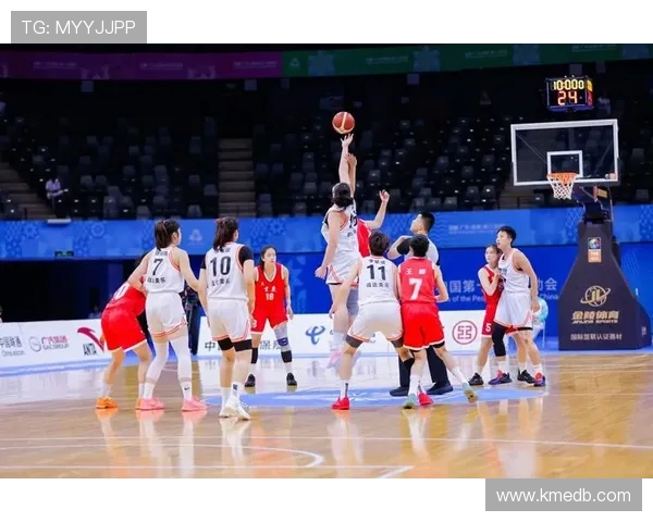 篮球运动员在赛场上的拼搏与人生背后的奋斗故事