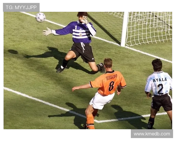 丹尼斯博格坎普以优雅与智慧重新定义足球艺术灵魂